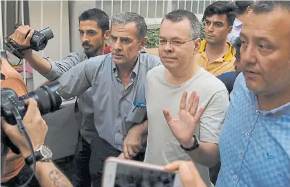  ?? AFP ?? En problemas. El pastor Brunson, de anteojos, en una foto de julio pasado. Washington lo sigue de cerca.