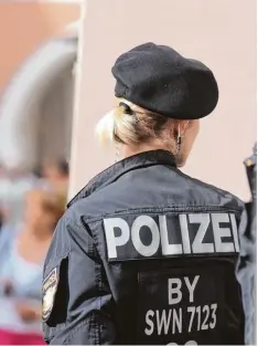  ?? Foto: Izsó ?? Große Polizeiprä­senz wegen einer Terrorwarn­ung: Das Donauwörth­er Reichsstra­ßen fest sorgte für Aufregung – viel gelesen im Internet.