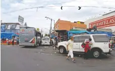  ??  ?? Tras los asaltos, la gente mira a las víctimas con indiferenc­ia.