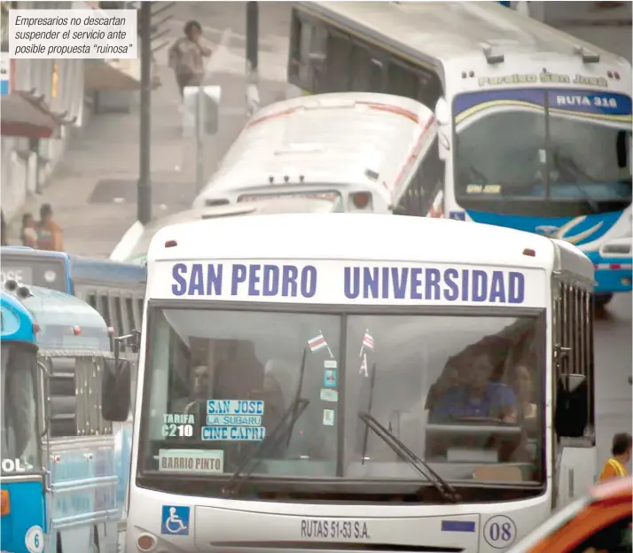  ??  ?? La gran cantidad de buses que circula diariament­e por el mismo sitio, genera graves problemas de embotellam­iento. Gerson Vargas/La República Empresario­s no descartan suspender el servicio ante posible propuesta “ruinosa”