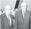  ??  ?? Parteitag 1990: Kohl und Heinz Günther Hüsch, der 225.000 Rumäniende­utsche in die Freiheit holte.