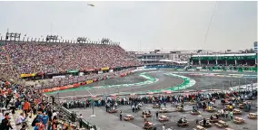  ??  ?? Lewis podría celebrar, como en 2017, su título en el autódromo mexicano