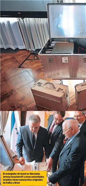  ??  ?? El embajador de Israel en Alemania, Jeremy Issacharof­f y otras autoridade­s israelíes miran manuscrito­s originales de Kafka y Brod.