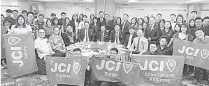  ?? ?? DIRAIKAN: Lee (duduk tengah) bersama ahli-ahli JCI pada Majlis Perlantika­n Ahli Jawatankua­sa JCI Riam ke-14 2024 di Miri semalam.