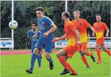  ?? SZ-FOTO: MAS ?? Die TSG Ehingen (blau) trat mit jungen Spielern und viel Elan an. Gegen die Laupheimer kamen sie damit nur auf ein 0:1.