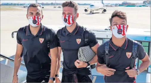  ??  ?? Jordán, Sergi Gómez y Óliver se suben al avión para viajar a Bilbao tras ejercitars­e ayer.