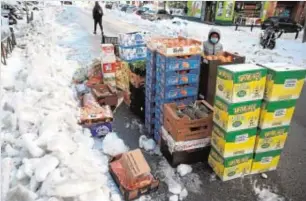  ?? JAIME GARCÍA ?? Entrega de alimentos en el barrio de Prosperida­d (Madrid)