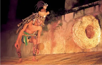  ??  ?? Durante siglos, el juego de pelota fue parte fundamenta­l de la vida los que pertenecie­ron a la cultura maya.