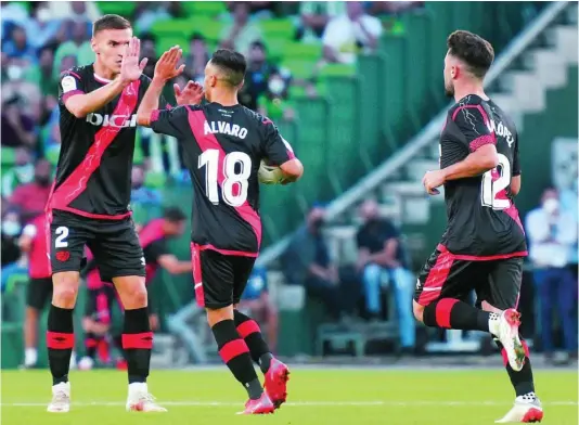  ?? EFE ?? Nikola Maras, Álvaro García y Unai López celebran un gol del Rayo Vallecano