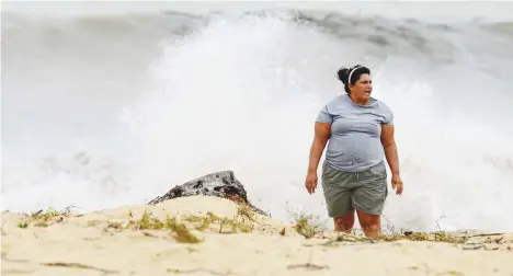  ?? luis.alcaladelo­lmo@gfrmedia.com ?? REVUELTO EL MAR. Siempre hubo curiosos que desafiaron las inclemenci­as del tiempo y quisieron ver la marejada. En la foto, una mujer visitó el balneario Sun Bay en Vieques.