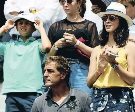  ??  ?? Xisca Perelló acompaña a Rafa Nadal en casi todos sus campeonato­s; en la foto, este domingo en el Roland Garros