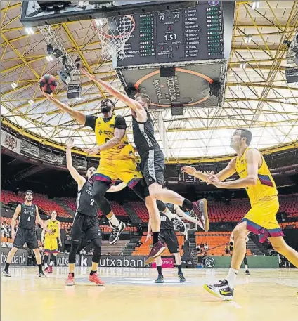  ?? FOTO: MARIANO POZO / ACB PHOTO ?? Brandon Davies, pívot del Barça, lanzando a canasta en el encuentro frente al Retabet Bilbao en la Fase Final