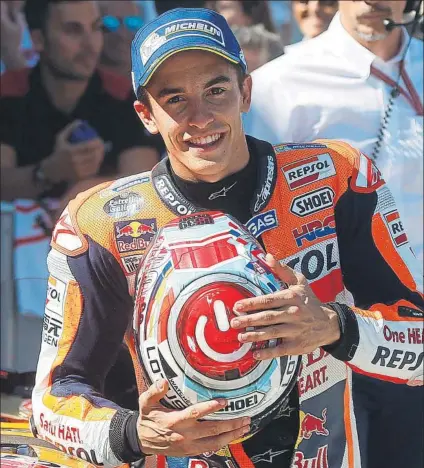 ?? FOTO: EFE ?? Marc Márquez, el líder del Mundial de MotoGP, satisfecho tras lograr en Alcañiz su sexta pole de la temporada