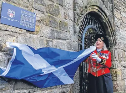  ?? Picture: Steven Brown. ?? Elizabeth Roads unveils the plaque for Sir George Douglas.