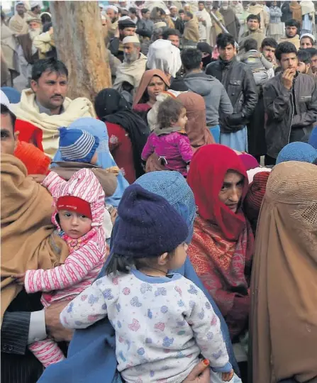  ??  ?? PAKISTAN FÅR KRITIKK: Afghanske flyktninge­r venter på å bli registrert utenfor et registreri­ngskontor i Peshawar i