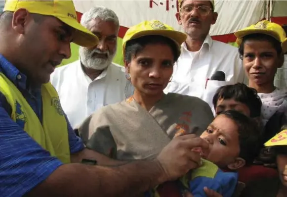  ?? SUPPLIED PHOTO ?? Ramesh Ferris administer­ing the polio vaccine to a child in Pakistan. The Canadian, infected as a child, has worked on vaccinatio­n campaigns in Pakistan and promoted the cause.