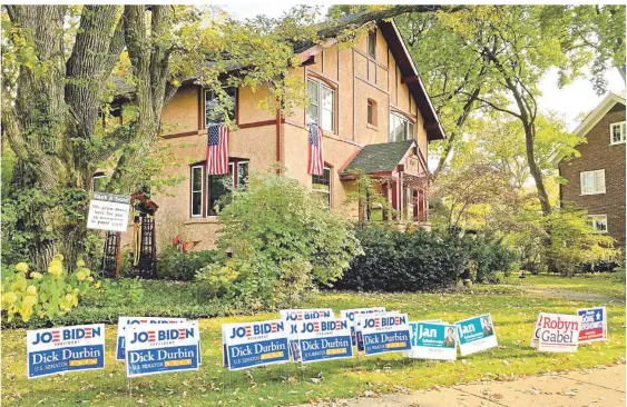  ?? FOTO: UWE KRAFT/ ?? Political Yard Signs, private Wahlplakat­e, zur anstehende­n Präsidents­chaftswahl sind derzeit vor den Häusern vieler US-Amerikaner zu sehen.