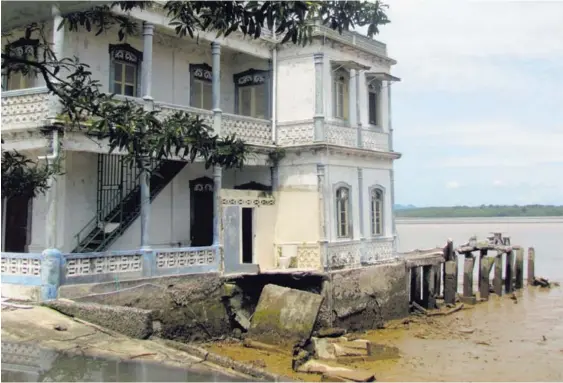  ?? LIGIA DELGADILLO Y MARENA CHAVARRÍA. ?? El edificio se ubica sobre pilotes, en el estero puntarenen­se, en una supuesta zona marítimo-terrestre.