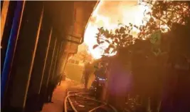  ?? BOMBEROS ?? Una escuela privada también quedó con daños.