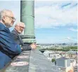  ?? FOTO: BRITTA PEDERSEN/DPA ?? Bundespräs­ident Frank-Walter Steinmeier (rechts) und sein lettischer Amtskolleg­e Egils Levits blicken vom Turm der St. Petrikirch­e über Riga.