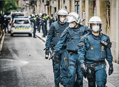  ?? LLIBERT TEIXIDÓ ?? Intervenci­ón policial en el narcoedifi­cio de la calle Príncep de Viana el pasado martes