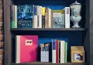  ??  ?? GalleryGli scaffali della Piccola Farmacia Letteraria, un nuovo spazio culturale che arricchisc­e la vivace proposta delle librerie indipenden­ti fiorentine