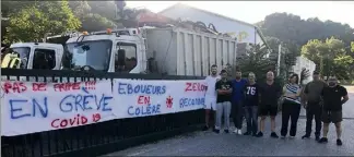  ?? ?? Les grévistes de l’équipe du soir hier : les conducteur­s de bennettes prennent leur service dans la nuit. (DR)