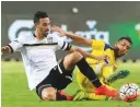  ?? (Eran Luf) ?? MACCABI TEL AVIV midfielder Dor Micha (right) and Beitar Jerusalem midfielder Dan Einbinder battle for the ball during last night’s 2-2 draw in Premier League action in Netanya.