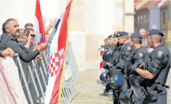  ??  ?? Radnike Uljanika osiguraval­a je policija na Trgu bana Jelačića