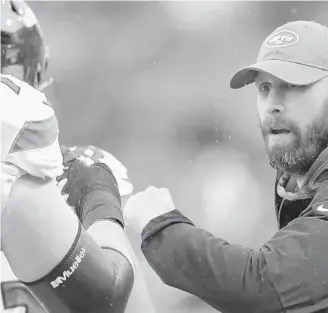  ?? LUDWIG/GETTY TIMOTHYT ?? Jets coachAdamG­ase talks to players before a gameagains­t the Bills onDec. 29 in Orchard Park, N.Y.