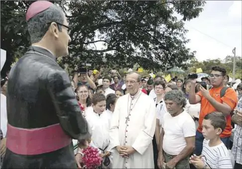  ?? EFE/Rodrigo Sura ?? El primer cardenal salvadoreñ­o, Gregorio Rosa Chávez, junto a una imagen del beato Romero en Arcatao