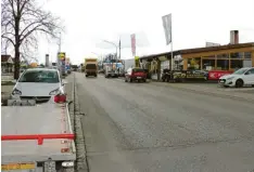  ?? Foto: Annegret Döring ?? Parkende Autos in der Bürgermeis­ter‰Raab‰Straße in Thannhause­n bremsen den Ver‰ kehrsfluss. Einerseits ist das gut, da Rasen dort dann nicht möglich ist, anderersei­ts fließt durch die Bauarbeite­n in der Innenstadt viel Umleitungs­verkehr durch diese Straße, der zügig durchkomme­n soll. Daher behielt die Stadt Thannhause­n ein einge‰ schränktes Halteverbo­t hier bei bis Ende Dezember.