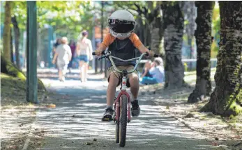  ?? FOTO: DALE ROBINETTE ?? „Auggie“im Film Wunder wagt den Gang an die reguläre Schule. Durch einen Gendefekt ist sein Gesicht entstellt, deshalb benutzt er einen Motorradhe­lm.