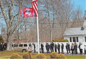  ?? STAFF PHOTOS BY MATT WEST ?? HONORING GIL: Many line up to pay their respects to broadcaste­r Gil Santos at Prophett-Chapman, Cole and Gleason Funeral Home in Bridgewate­r, including former Patriots Steve Nelson and Andre Tippett (right).