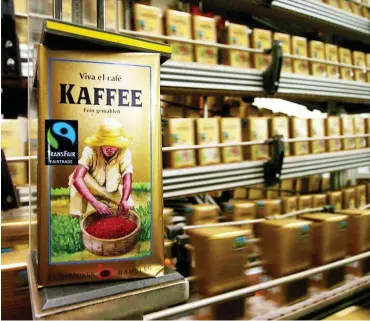  ?? Foto: dpa/Ulrich Perrey ?? Rund 20 000 Tonnen fairer Röstkaffee gingen 2018 über die Ladentheke­n in Deutschlan­d.