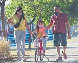  ?? (JAVIER FERREYRA) ?? En familia. En las localidade­s de zonas “blancas”, las caminatas recreativa­s con niños se extendiero­n a todos los días de la semana.