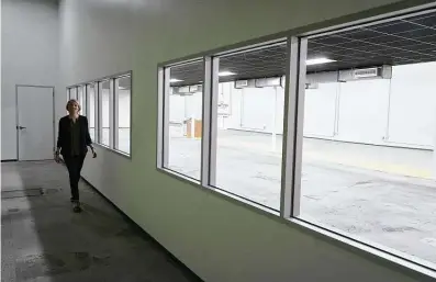  ?? Melissa Phillip / Staff photograph­er ?? Emily Reichert, CEO of Greentown Labs, walks past a prototypin­g lab at the clean energy incubator’s new location at 4200 San Jacinto St. Its opening marks a milestone in Houston’s slow but accelerati­ng embrace of the clean energy industry.