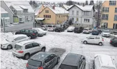  ?? FOTOS: TOBIAS REHM ?? Diese Flächen und Gebäude sind Teil der „Quartierse­ntwicklung Ochsenhaus­en 2020“(von links oben im Uhrzeigers­inn): das Altenzentr­um Goldbach, das ehemalige BayWa-Gelände, das Areal in der Schloßstra­ße und die Rottuminse­l.