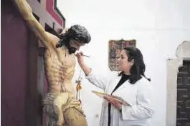  ?? ?? Clara Hurtado, durante uno de sus cometidos en la iglesia de Santo Domingo.