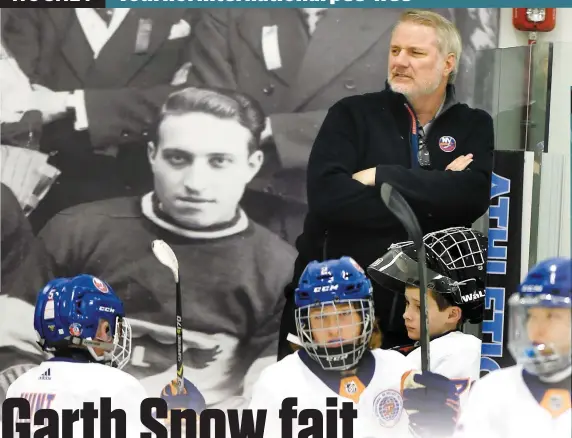  ?? PHOTO STEVENS LEBLANC ?? Le directeur général des Islanders de New York, Garth Snow, accompagne son fils Glenn au Tournoi internatio­nal de hockey pee-wee, cette semaine.