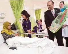  ??  ?? DR Ali (dua dari kanan) bersama Yang Dipertua PUSPANITA Puan
Sri Datuk Rohani Abdullah menyerahka­n sumbangan kepada pesakit.