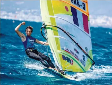  ??  ?? Ci-dessus : fin de la Medal Race à Palma au mois de juin, Thomas célèbre sa médaille de bronze. © Sailing Energy/ Jesus Renedo