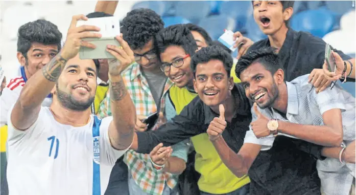  ?? Facebook diego nadaya oficial ?? En india, una selfie con los hinchas de Mumbai City; Nadaya fue el primer argentino en la superliga en ese país