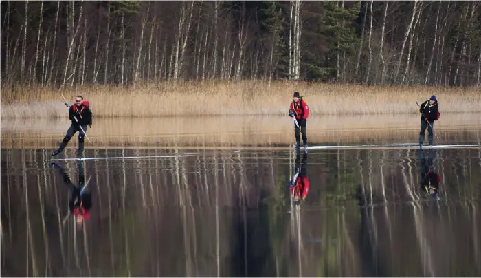  ?? Bild: Lars Pehrson ?? Årets skridskosä­song har börjat – åtminstone i norra delen av landet. Arkivbild från Stava Långsjö utanför Åkersberga, som i skrivande stund är isfri.