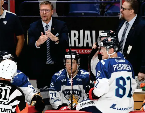  ?? FOTO: JUSSI NUKARI/LEHTIKUVA ?? Landslagst­ränaren Jukka Jalonen signalerar för timeout – något ishockeyfö­rbundet också borde göra.