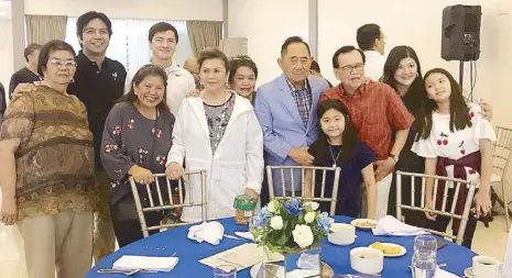  ??  ?? Manay Gina and husband former Speaker Joe de Venecia with son Philip (fourth from left), daughter Carissa (rightmost, with her daughters Gab and Bella), Pepito’s son Lander Vera-Perez (second from left), Chona Ampil (third from left) and Lilibeth...