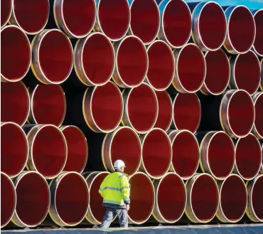  ?? Foto: dpa/Jens Büttner ?? Rohre für die geplante Erdgastras­se Nord Stream 2 liegen bereits im Hafen von Sassnitz-Mukran bereit.