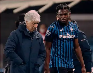  ?? AP ?? Delusione Gian Piero Gasperini, 63 anni, e Duvan Zapata, 29, uscito nel primo tempo per infortunio