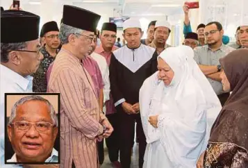  ??  ?? TENGKU Abdullah berbual dengan isteri Allahyarha­m, Rohizah ketika hadir menziarahi jenazah Abdul Manan (gambar kecil) di Masjid Al-Hidayah, Taman Melawati.