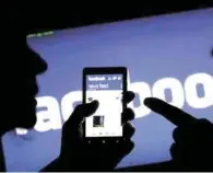  ??  ?? Escándalo. Facebook ha estado en el ojo del huracán por filtración de datos, al igual que Google. Ambas empresas son rivales de Apple, donde Cook es el CEO.